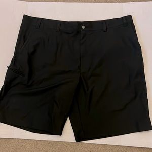 Callaway men’s golf shorts. Very nice condition. Size 42.